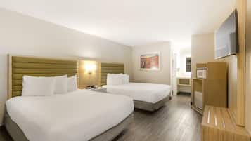 Escritorio, cortinas blackout y tabla de planchar con plancha