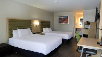 Escritorio, cortinas blackout y tabla de planchar con plancha