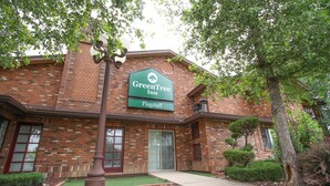 A brick building with a sign reading "GreenTree Inn Flagstaff." - GreenTree Inn Flagstaff (Flagstaff)