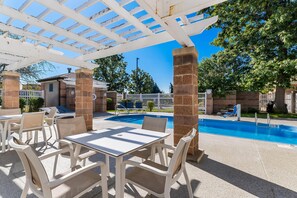 Seasonal outdoor pool - Comfort Inn & Suites Boulder (Boulder)