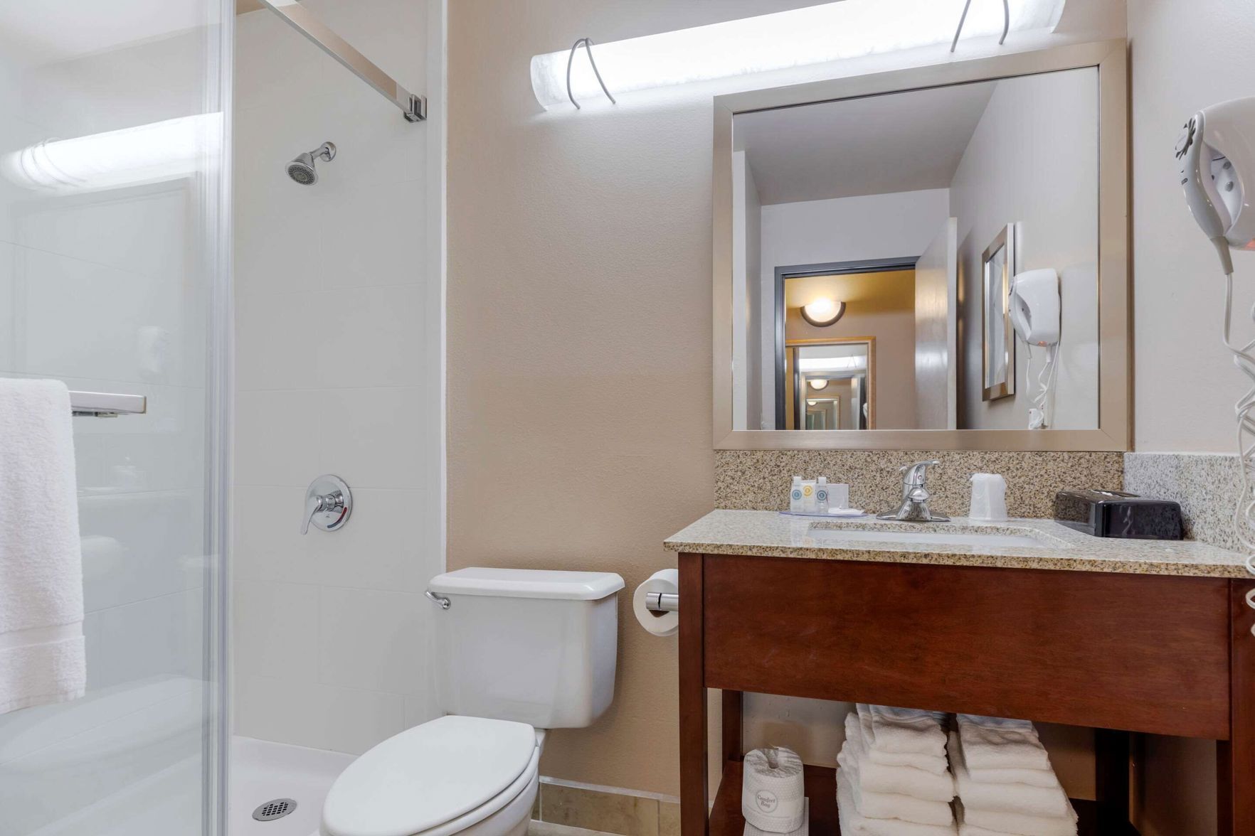 Baño | Tina con regadera, secadora de cabello, toallas, jabón 