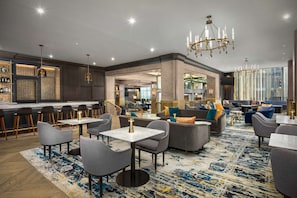 Phục vụ bữa tối và happy hour