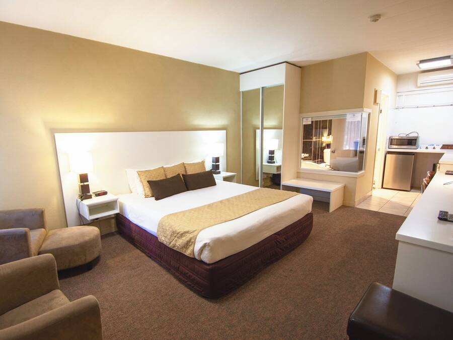 Executive Spa | Iron/ironing board, free WiFi, bed sheets, alarm clocks