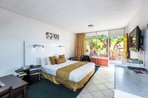 King Spa Room | Iron/ironing board, free WiFi, bed sheets, alarm clocks - Elkira Court Motel (Alice Springs)