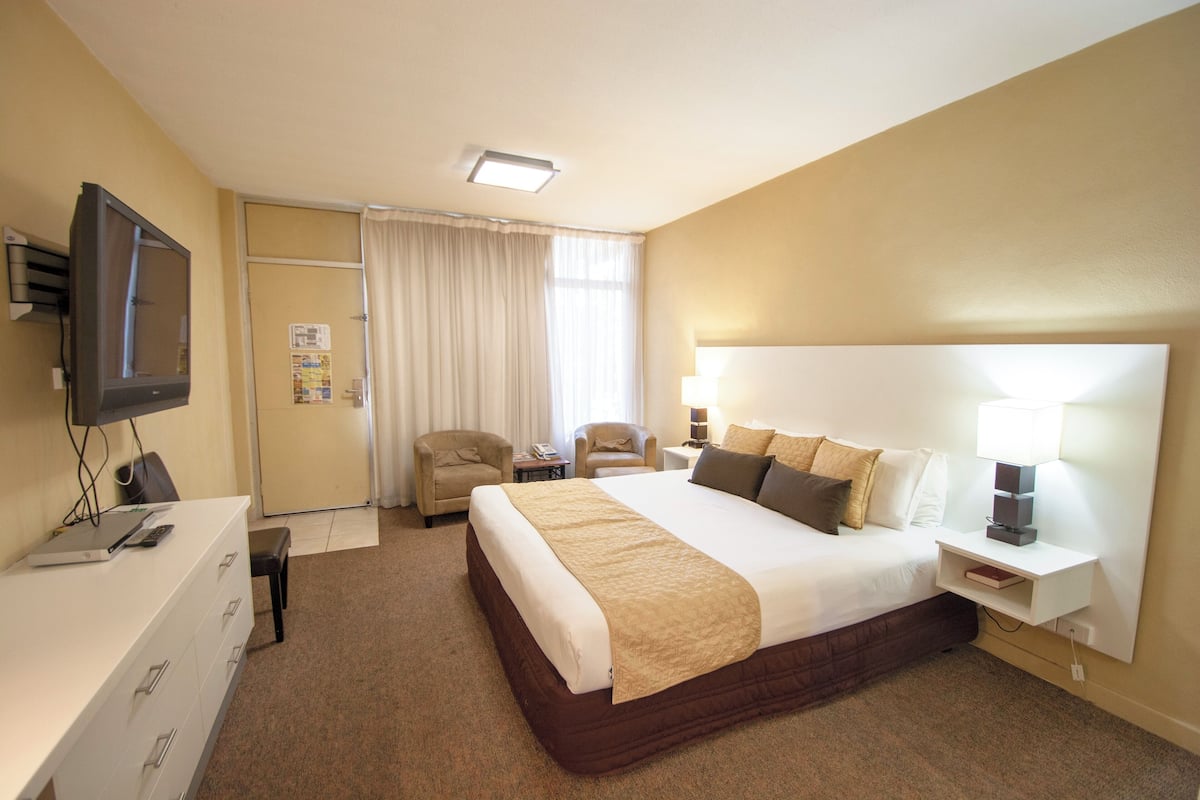 Executive Spa | Iron/ironing board, free WiFi, bed sheets, alarm clocks
