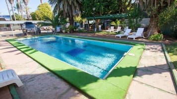 Utendørsbasseng og solsenger