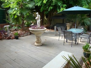 Property grounds - Elkira Court Motel (Alice Springs)