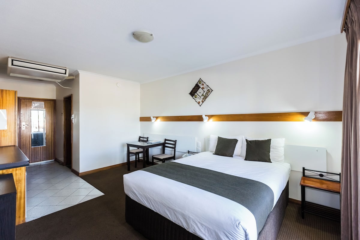 Deluxe Queen Room | Iron/ironing board, free WiFi, bed sheets, alarm clocks