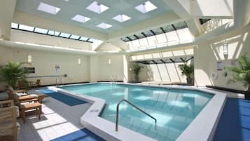 Indendørs pool, åben fra kl. 09.00 til kl. 21.00, liggestole
