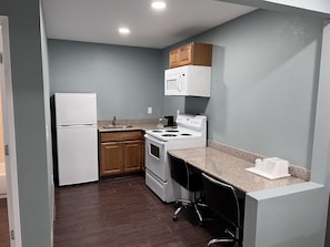 Premium Studio, 2 Queen Beds, Kitchen | Private kitchen