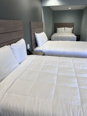 Desk, iron/ironing board, free WiFi, bed sheets - Surf City Inn and Suites (Santa Cruz)