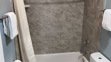 Combined shower/bathtub, free toiletries, towels