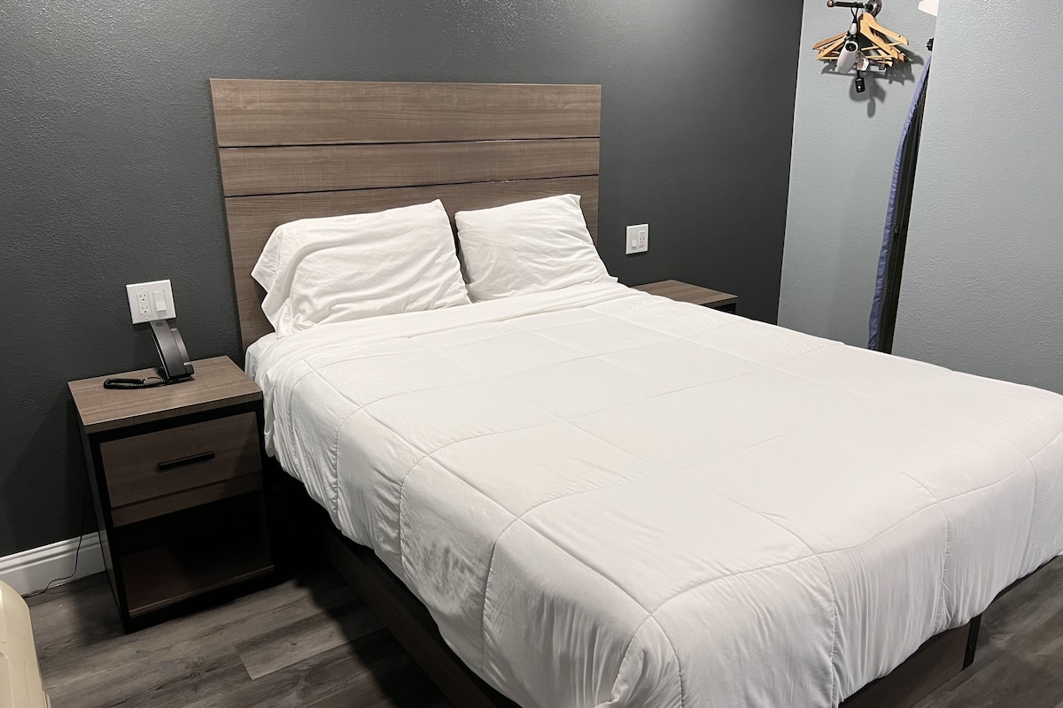 Standard Room, 1 Queen Bed | Desk, iron/ironing board, free WiFi, bed sheets