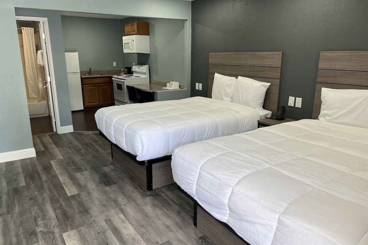 Premium Studio, 2 Queen Beds, Kitchen