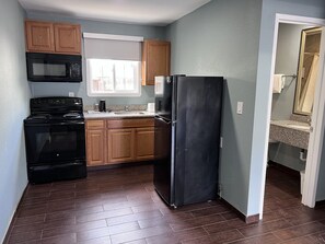 Premier Studio Suite, 1 King Bed | Private kitchen | Fridge, microwave