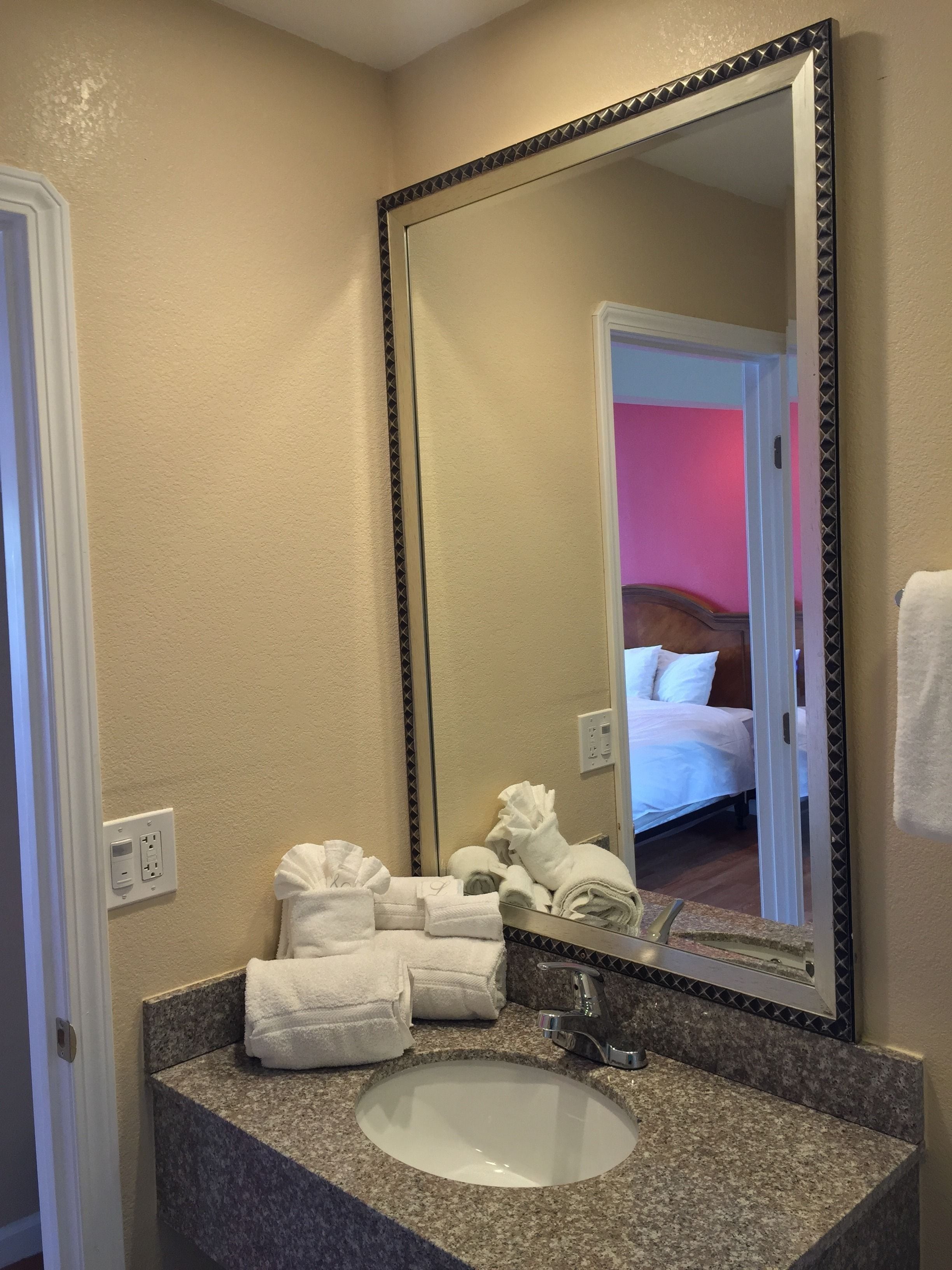 Premium Room, 3 Queen Beds | 浴室 | 淋浴/盆浴组合、免费洗浴用品、毛巾