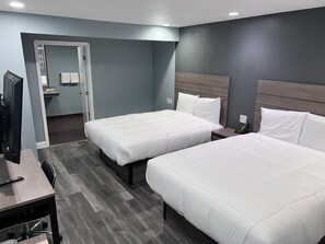 Escritorio, tabla de planchar con plancha, wifi gratis y ropa de cama