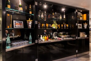 بوفيه فطور يوميًا بتكلفة قدرها (18 EUR للشخص)