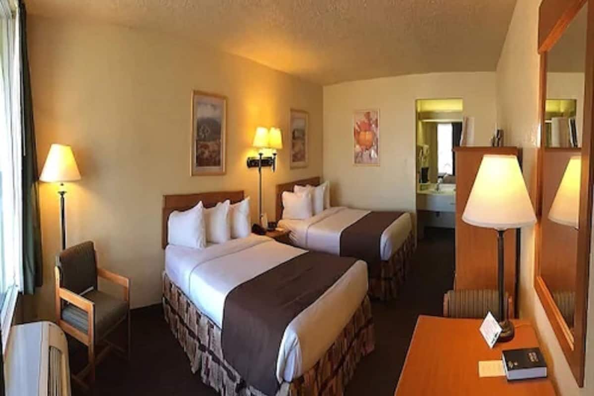 standard room, 2 double beds | desk, iron/ironing board, free wifi, bed sheets