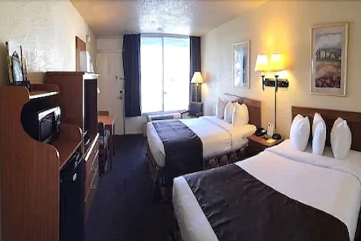 standard room, 2 double beds | desk, iron/ironing board, free wifi, bed sheets