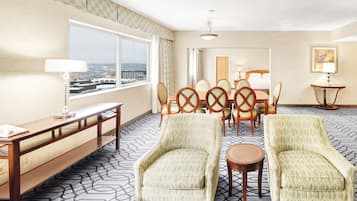 Suite, 1 kingsize bed (Capital) | Een kluis op de kamer, een bureau, verduisterende gordijnen