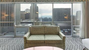 Suite, 1 kingsize-seng (Congressional) | Safe på rommet, skrivebord, blendingsgardiner og strykejern/-brett