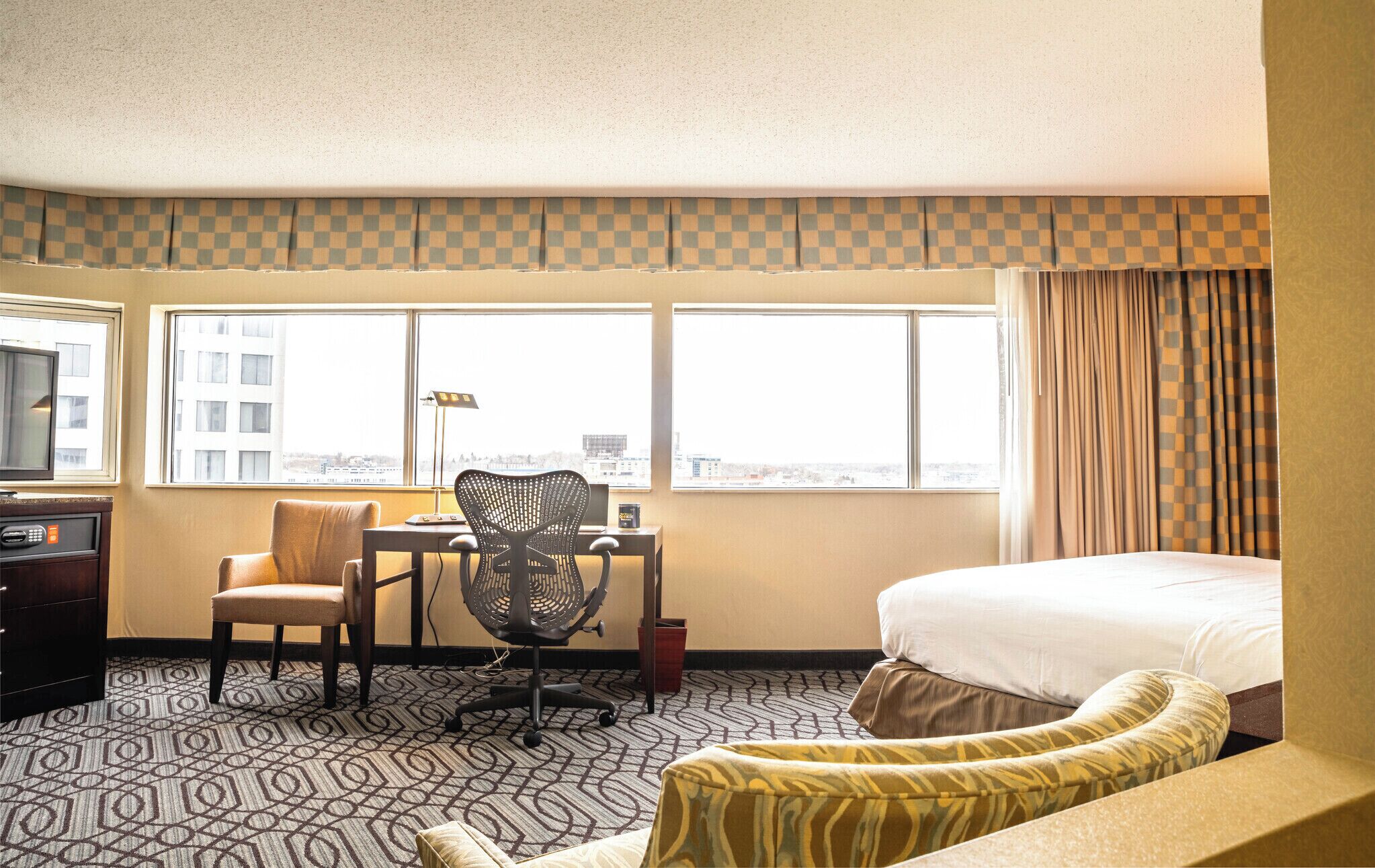 room, 1 king bed, non smoking, corner | in-room safe, desk, blackout curtains, iron/ironing board