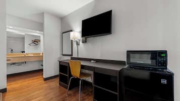 Room, 1 King Bed, Non Smoking | Room amenity