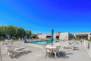 Seasonal outdoor pool - Americas Best Value Inn Hamilton (Hamilton)