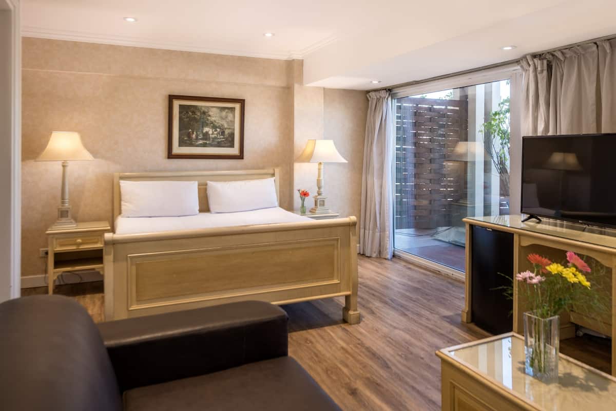 Minibar, caja de seguridad en la habitación y escritorio