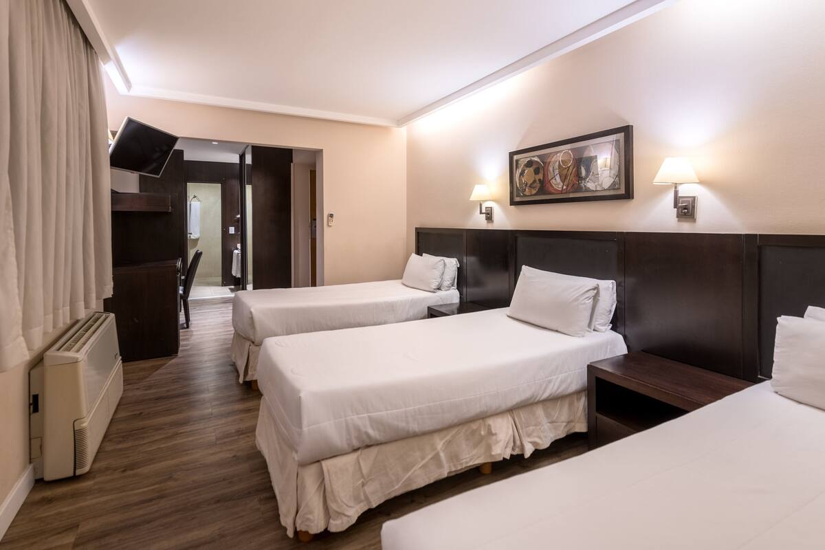 Phòng 3 Tiêu chuẩn | Minibar, két bảo mật tại phòng, bàn, phòng cách âm 
