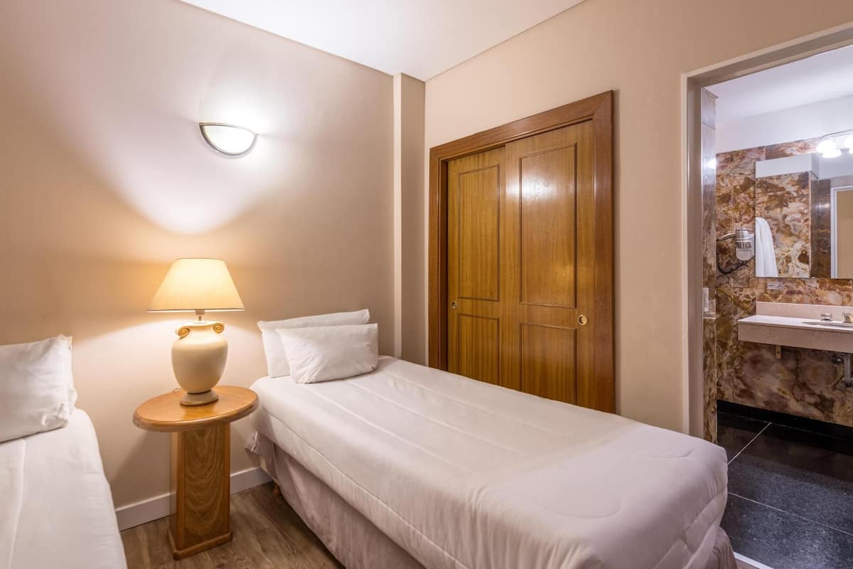 Minibar, caja de seguridad en la habitación y escritorio