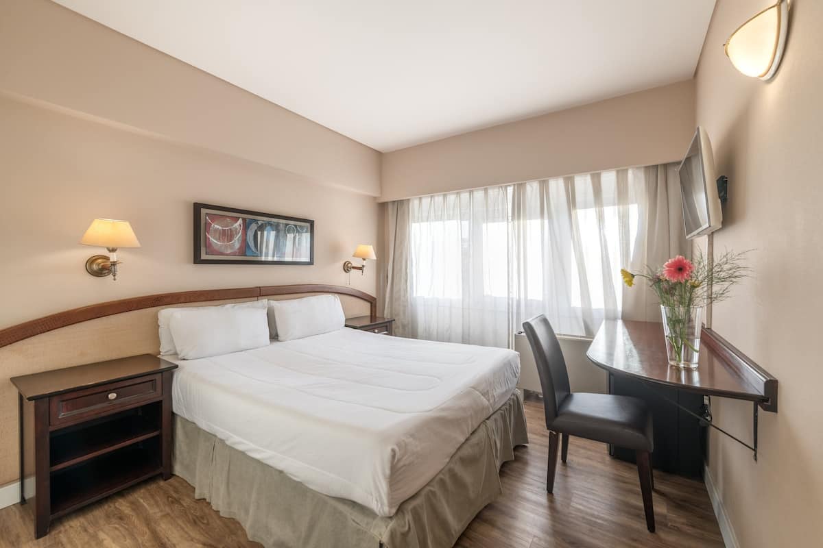 Minibar, caja de seguridad en la habitación y escritorio