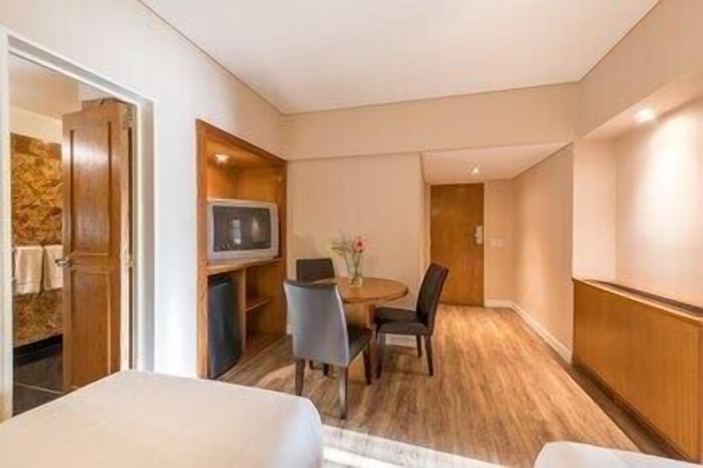 Minibar, caja de seguridad en la habitación y escritorio 
