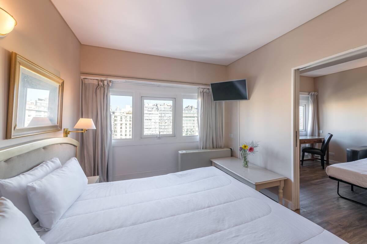 Phòng phong cách cổ điển, quang cảnh thành phố | Minibar, két bảo mật tại phòng, bàn, phòng cách âm 