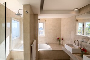 Bañera con ducha, artículos de tocador ecológicos, secador de pelo
