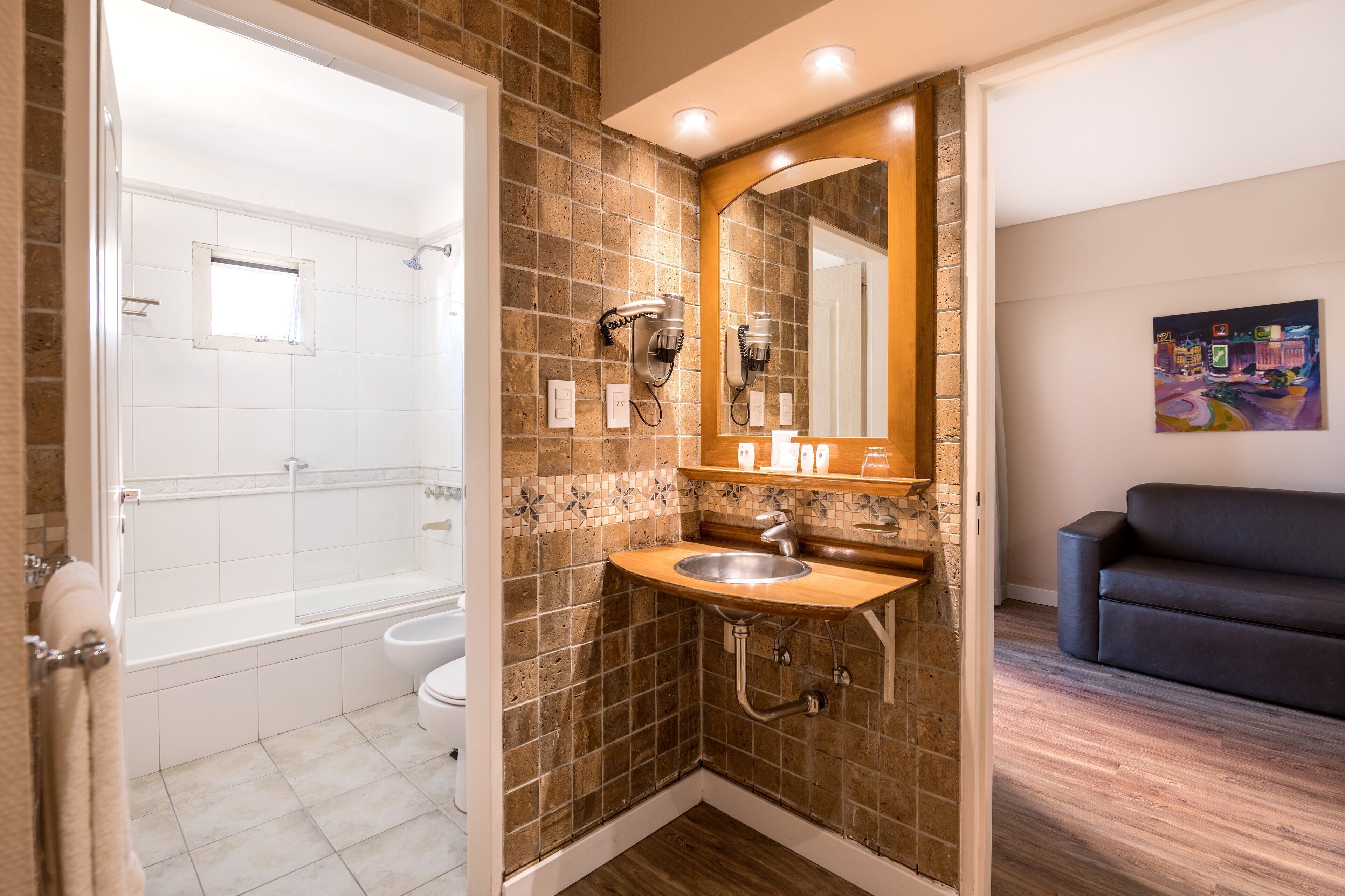 Une salle de bain avec douche, toilettes et lavabo.