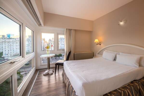 Kahden hengen huone, kaupunkinäköala (Obelisc View) | Minibaari, tallelokero huoneessa, työpöytä, äänieristys