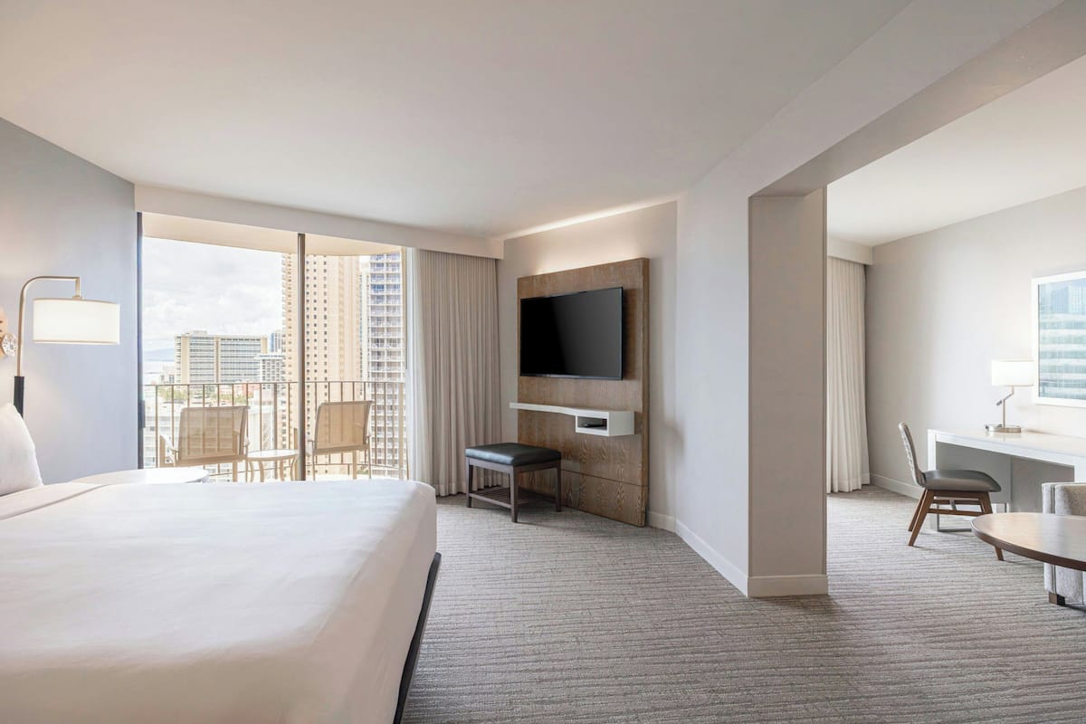 Suite – junior, 1 kingsize-seng med sovesofa, havutsikt | Senger med overmadrass, safe på rommet og skrivebord