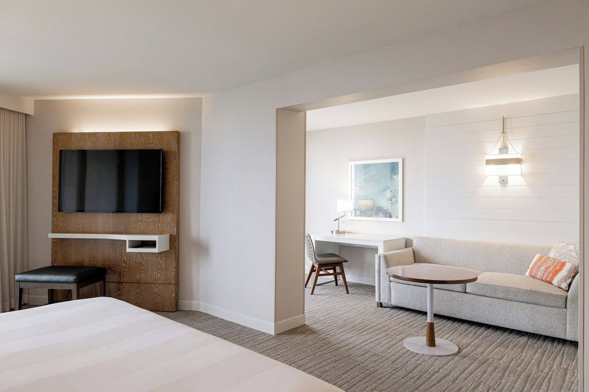 Junior-Suite, 1 King-Bett und Schlafsofa, Nichtraucher, Meerblick | Wohnbereich | 37-Zoll-Flachbildfernseher mit Satellitenempfang, Smart-TV, Netflix