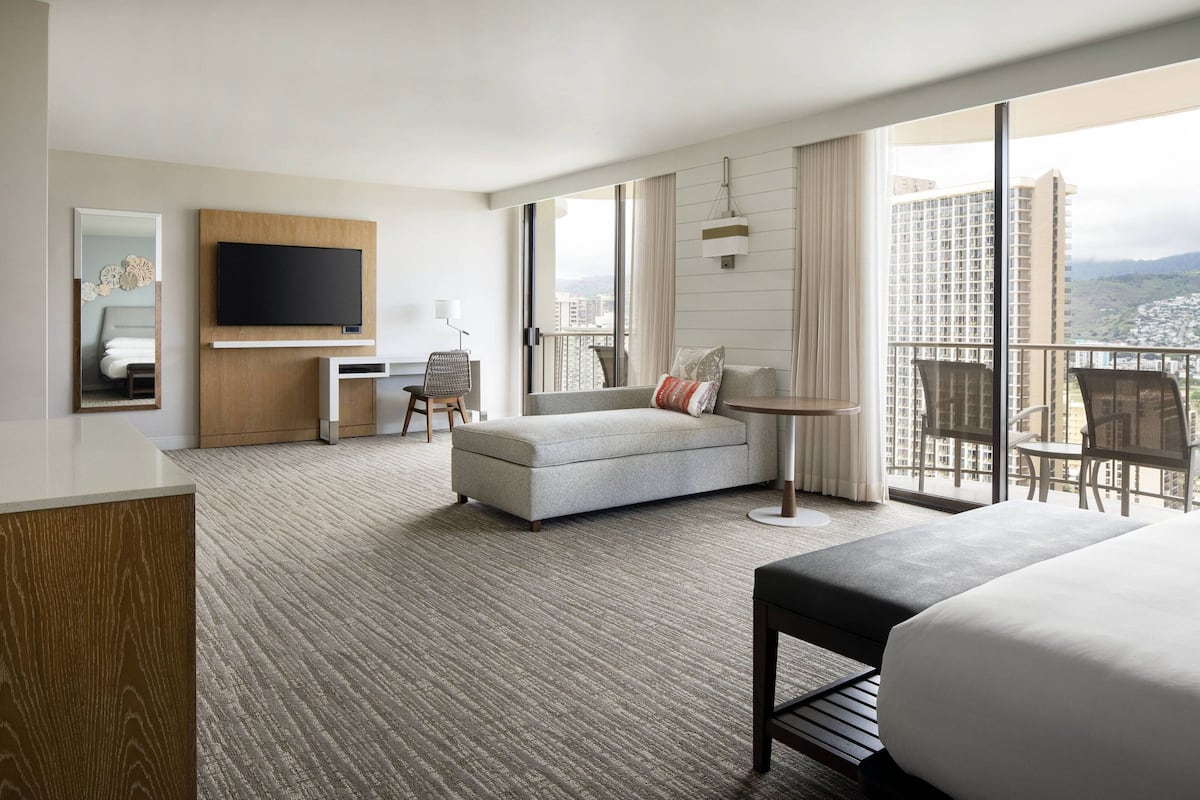 Junior-Suite, 1 King-Bett und Schlafsofa, Balkon, Stadtblick | Pillowtop-Betten, Zimmersafe, Schreibtisch