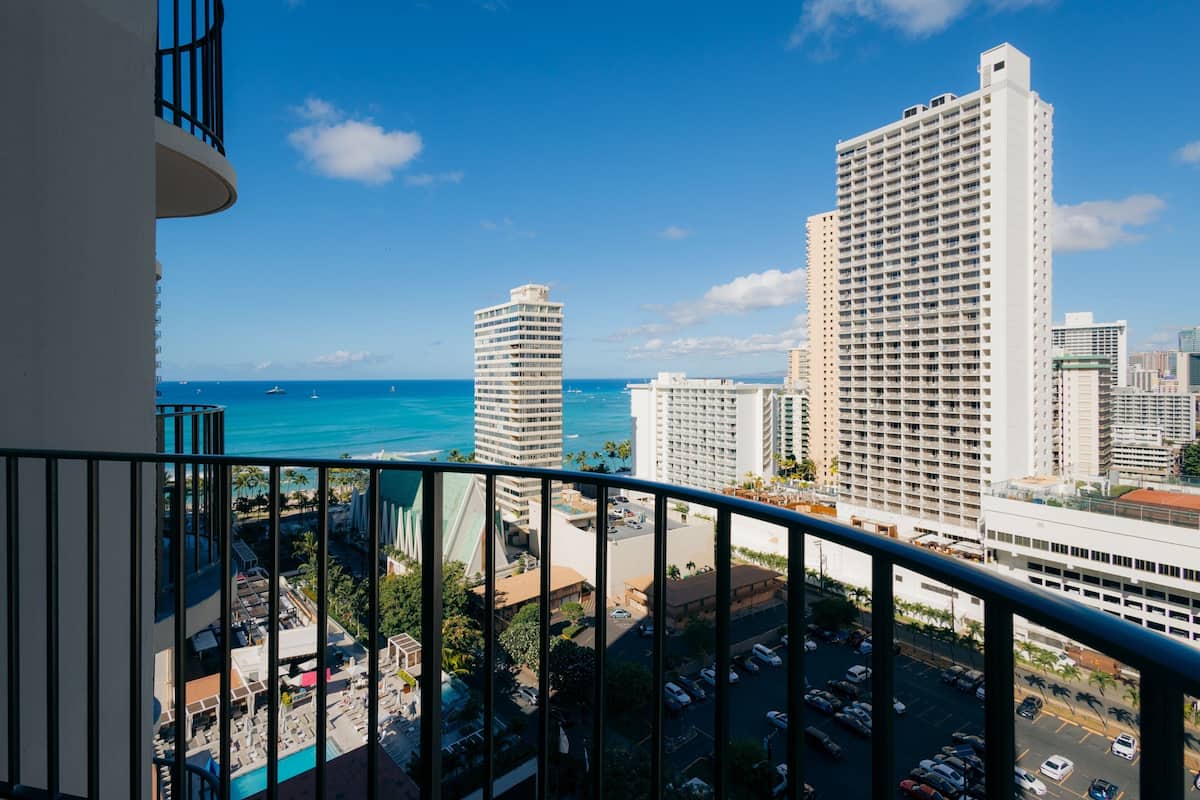 Ein Hochhaus-Hotel mit Blick auf das Meer und andere Gebäude.