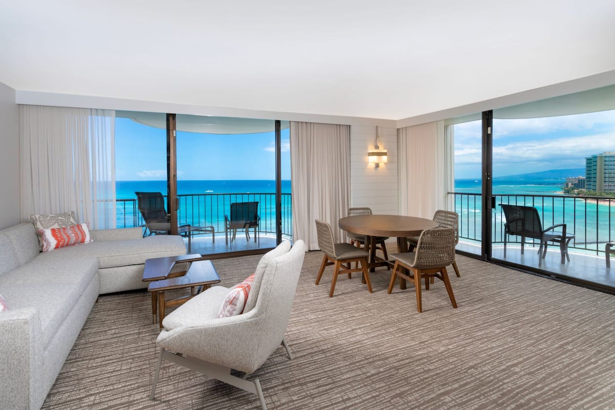 Suite, 1 Schlafzimmer, Balkon, Meerseite (Kealohilani Twr, Corner room) | Wohnbereich
