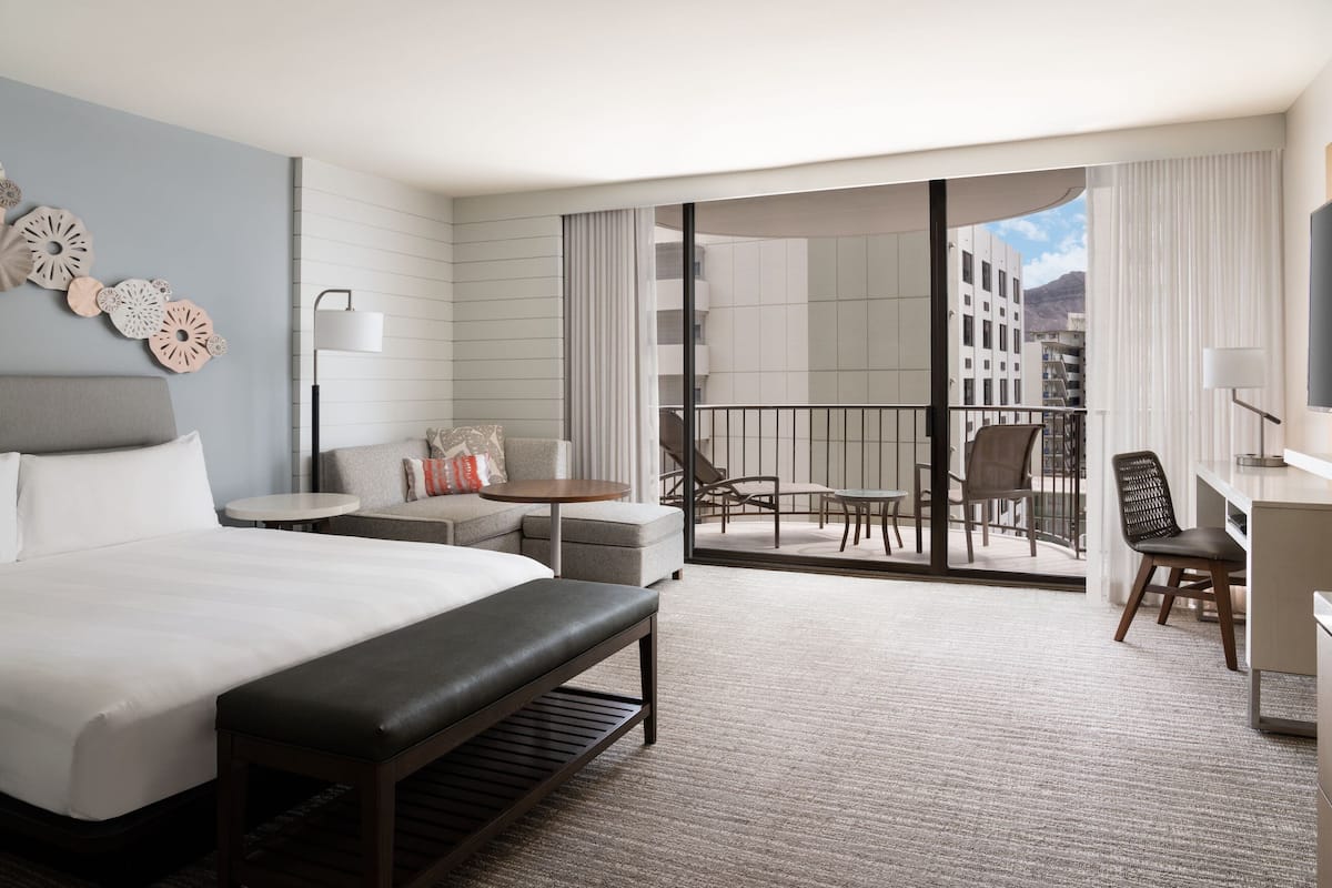 Rom, 1 kingsize-seng med sovesofa, balkong, byutsikt (Waikiki City View) | Senger med overmadrass, safe på rommet og skrivebord