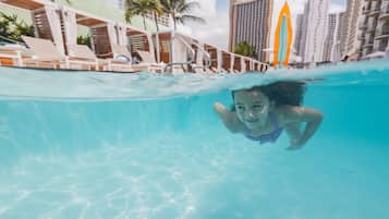 2 kolam renang outdoor, dengan cabana (dengan biaya tambahan)