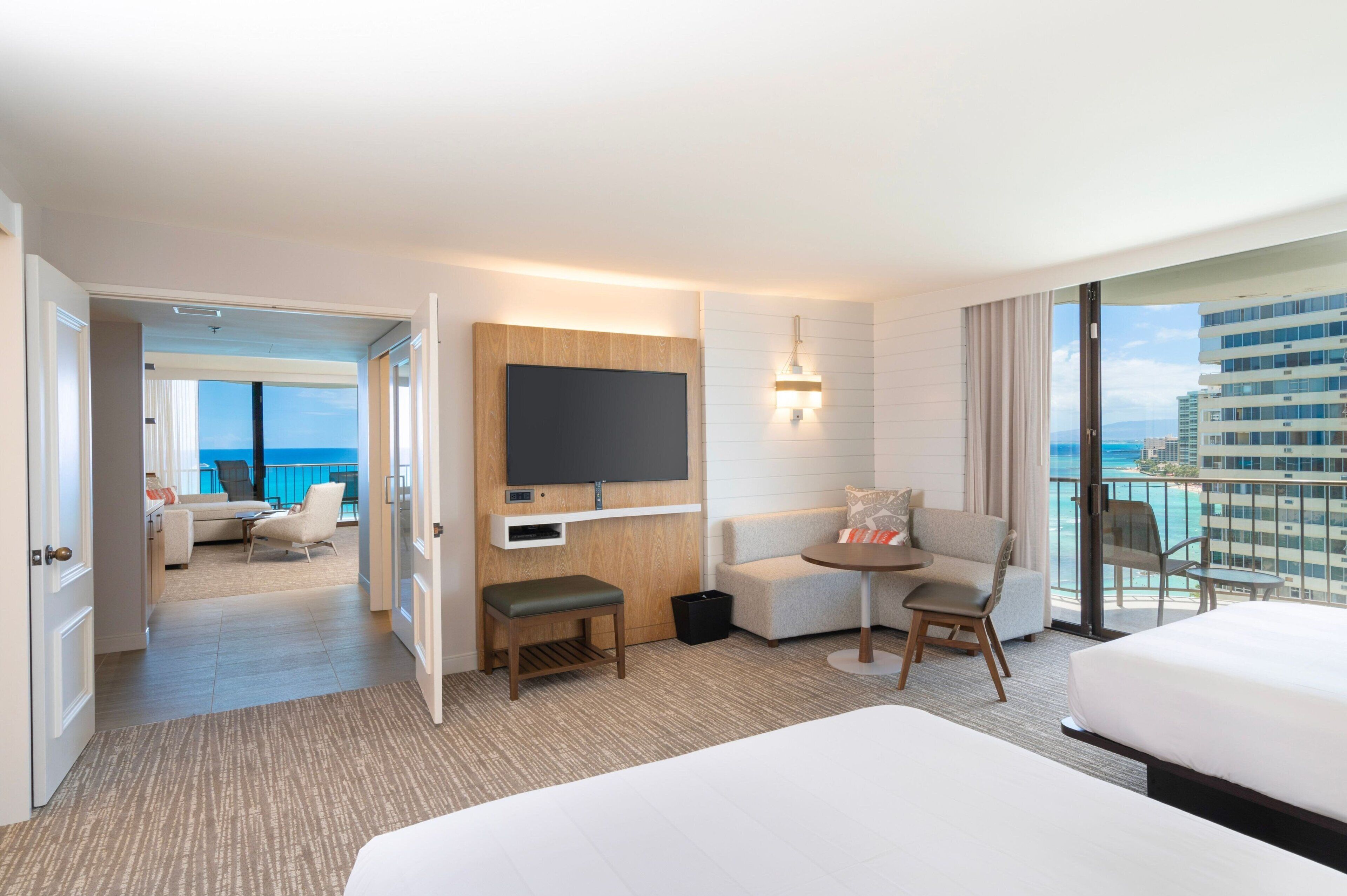 Suite, 1 soverom, ved havkanten | Senger med overmadrass, safe på rommet og skrivebord