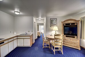 Suite, 1 King Bed, Non Smoking (Efficiency) | Private kitchenette