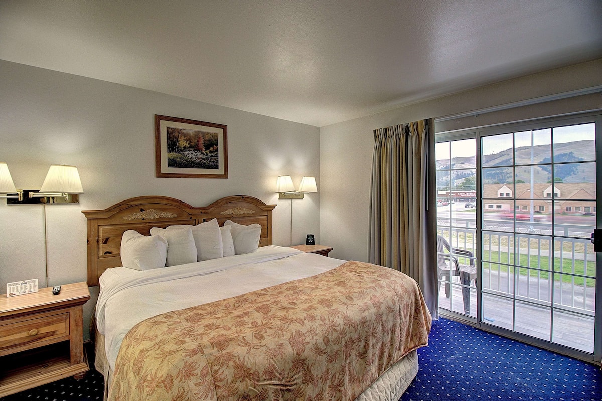 1 bedroom, premium bedding, desk, iron/ironing board