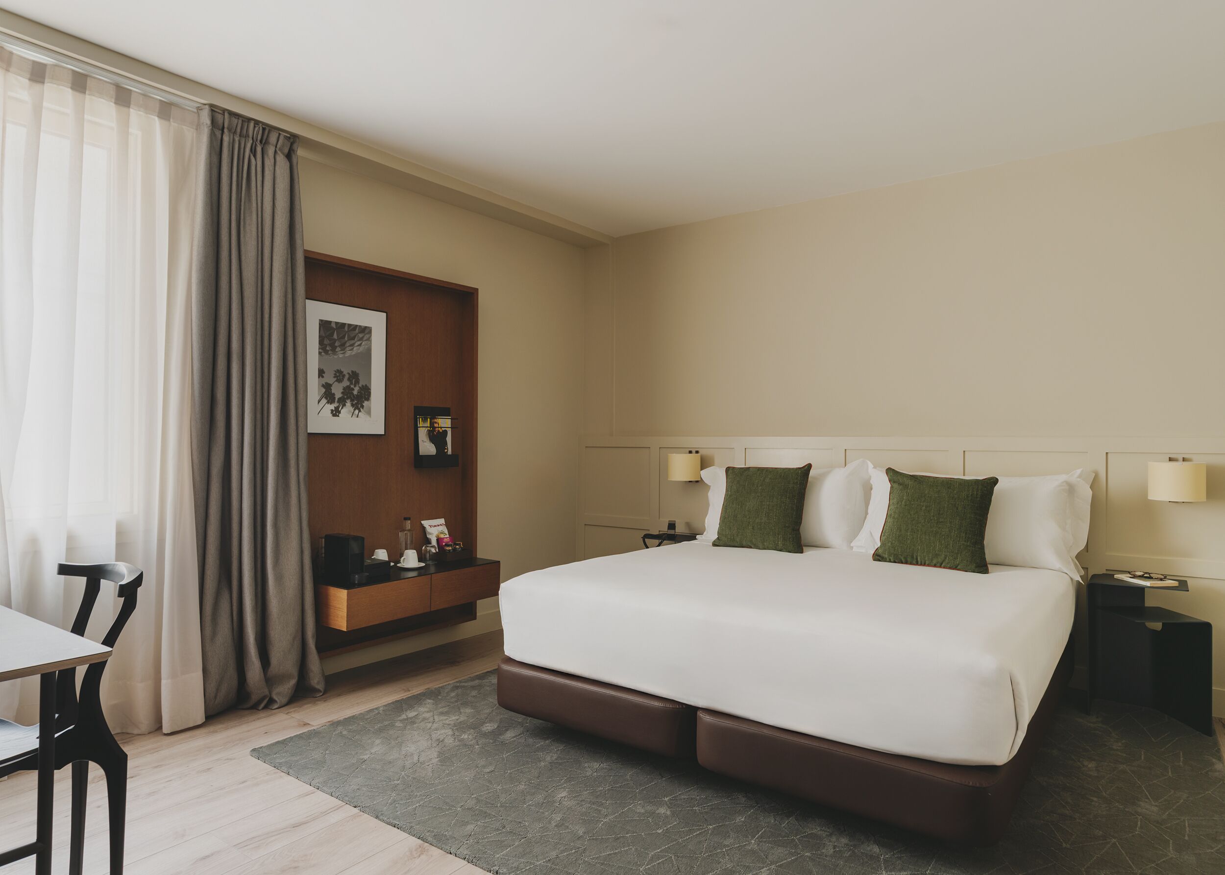 Minibar, caja fuerte, escritorio y cortinas opacas