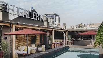 Outdoor pool, sun loungers